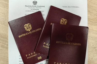 Trzy paszporty kolumbijskie leżą na decyzji wydanej przez komendanta placówki sg w tarnowie