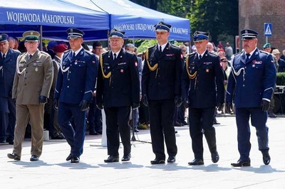 Przedstawiciele służb mundurowych małopolski idą w szeregu złożyć honor przed pomnikiem Józefa Piłsudskiego w hołdzie bohaterom bitwy warszawskiej