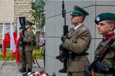 funkcjonariusze kaosg wystawili posterunek honorowy pod pomnikiem józefa piłsudskiego