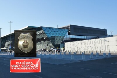 Na tle budynku lotniska umieszczone są: czerwona tablica z napisem Placówka Straży Granicznej w Krakowie Balicach oraz godło RP