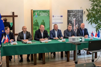 Uczestnicy spotkania - Pełnomocnicy Graniczni RP i RS siedzą przy stole prezydialnym