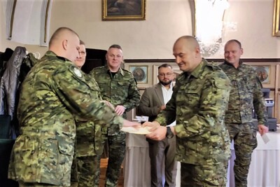 komendanta Placówki straży granicznej w Kielcach rozdaje opłatek podczas spotkania wigilijnego. w tle widoczny jest komendant karpackiego oddziału straży granicznej.