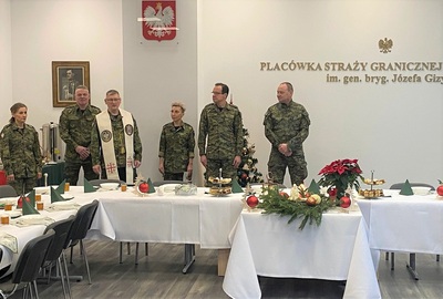kapelan karpackiego oddziału straży granicznej przemawia do zebranych podczas spotkania opłatkowego w placówce straży granicznej w Tarnowie. widoczni są również komendant karpackiego oddziału straży granicznej( pierwszy od prawej) oraz komendant placówki straży granicznej w Tarnowie.