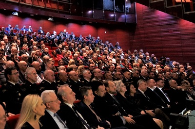 na zdjęciu widoczne osoby zaproszone przez wojewodę małopolskiego z okazji spotkania opłatkowego.