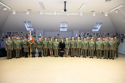 zdjęcie grupowe wszystkich uczestników, którzy wzięli udział w uroczystości pożegnania funkcjonariusza odchodzącego na emeryturę.