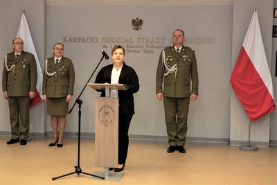 Przewodnicząca związku zawodowego pracowników mswiap przemawia do uczestników uroczystości