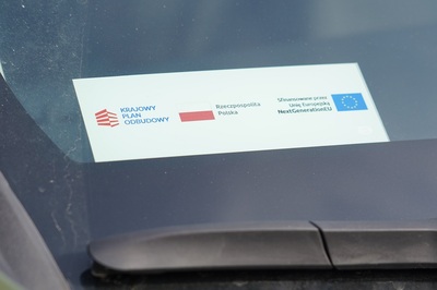 zbliżenie na naklejkę z logami instytucji dofinansowującyh  Projekt nr 3/KPO/2023 „Stworzenie mobilnej infrastruktury Straży Granicznej umożliwiającej reagowanie w sytuacjach kryzysowych” współfinansowanego przez Unię Europejską ze środków Instrumentu na rzecz Odbudowy i Zwiększania Odporności (Recovery and Resilience Facility - RRF), z Programu Ministerstwa Spraw Wewnętrznych i Administracji pn.: „Odporność na kryzys – optymalizacja infrastruktury służb państwowych odpowiedzialnych za bezpieczeństwo”.