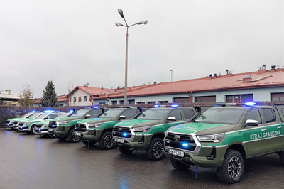 4 samochody osobowe z napędem 4x4 oraz 4 samochody typu pickup stoją na parkingu kaosg zaparkowane w jednym rzędzie, zostały zakupione w ramach Projektu nr 3/KPO/2023 „Stworzenie mobilnej infrastruktury Straży Granicznej umożliwiającej reagowanie w sytuacjach kryzysowych” współfinansowanego przez Unię Europejską ze środków Instrumentu na rzecz Odbudowy i Zwiększania Odporności (Recovery and Resilience Facility - RRF), z Programu Ministerstwa Spraw Wewnętrznych i Administracji pn.: „Odporność na kryzys – optymalizacja infrastruktury służb państwowych odpowiedzialnych za bezpieczeństwo”.