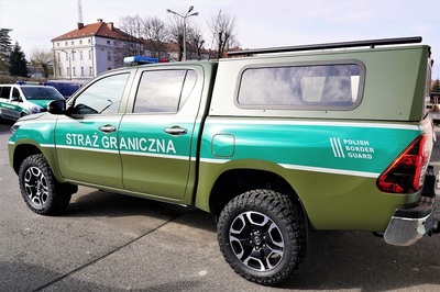 zakupiony pojazd typu pickup zakupione w ramach Projektu nr 3/KPO/2023 „Stworzenie mobilnej infrastruktury Straży Granicznej umożliwiającej reagowanie w sytuacjach kryzysowych” współfinansowanego przez Unię Europejską ze środków Instrumentu na rzecz Odbudowy i Zwiększania Odporności (Recovery and Resilience Facility - RRF), z Programu Ministerstwa Spraw Wewnętrznych i Administracji pn.: „Odporność na kryzys – optymalizacja infrastruktury służb państwowych odpowiedzialnych za bezpieczeństwo”.