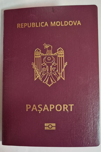 paszport Mołdawii koloru bordowego ze złotymi napisami.