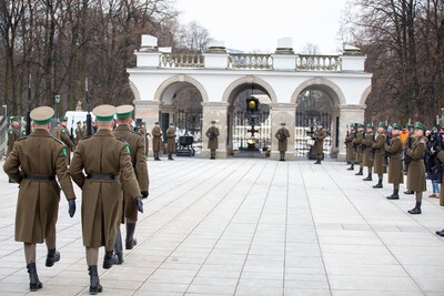 funkcjonariusze straży granicznej dokonują uroczystej zmiany warty honorowej przed grobem nieznanego żołnierza w warszawie.