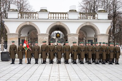 kompania honorowa straży granicznej pozuje do zdjęcia przed grobem nieznanego żołnierza w Warszawie.