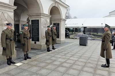 Uroczysta zmiana posterunku honorowego przy Grobie Nieznanego Żołnierza