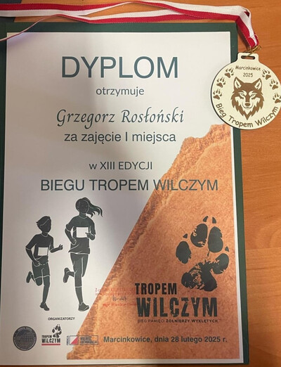 dyplom dla zwycięzcy biegu tropem wilczym. zwycięzcą okazał się funkcjonariusz straży granicznej.