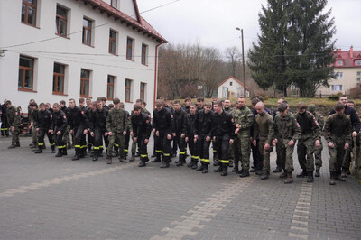 na zdjęciu widać uczestników biegu na starcie i gotowych do startu. w tle widoczny budynek szkoły.