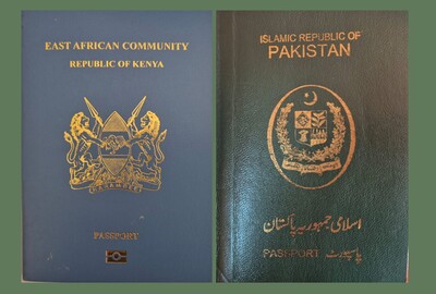 dwa paszport. jeden Kenii w kolorze niebieskim ze złotymi napisami, a drugi Pakistanu w kolorze ciemnozielonym również ze złotymi napisami.
