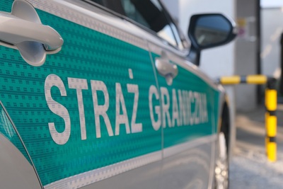 napis straż graniczna na drzwiach pojazdu służbowego straży granicznej.