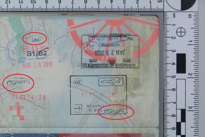 Strona paszportowa z pieczątkami poprawionymi przez brytyjkę