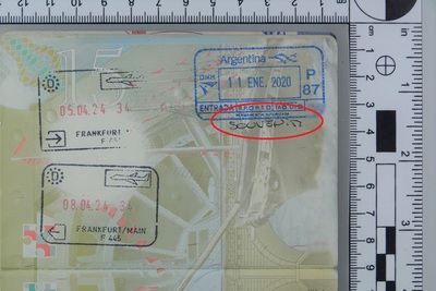 Strona paszportowa z pieczątkami poprawionymi przez brytyjkę