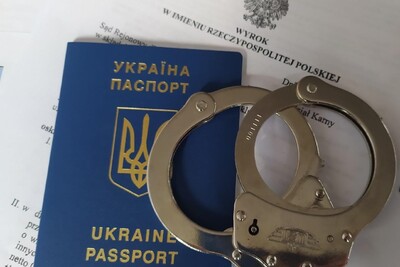 Na wyroku sądu leży paszport ukraiński oraz kajdanki