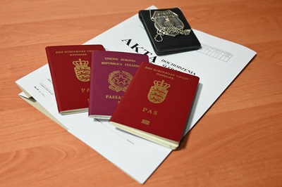 Na teczce akta dochodzenia leżą trzy paszporty. Dwa duńskie i jeden włoski oraz metalowa odznaka funkcjonariusza sg w skurzanym futerale