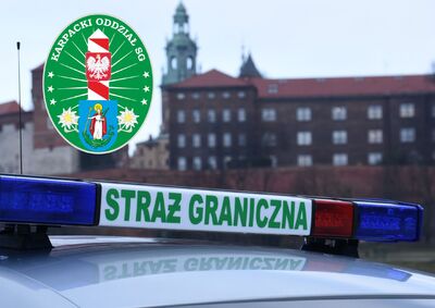 na zdjęciu widoczne są sygnały świetlno dźwiękowe na których widnieje napis Straż graniczna w kolorze zielonym. w tle widoczny jest fragment zamku na Wawelu w Krakowie. natomiast 2 lewym górnym rogu widoczne jest logo Karpackiego oddziału Straży granicznej