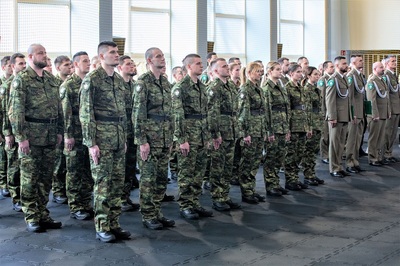 funkcjonariusze ślubujący dzisiaj stoja w szyku. obok nich mianowani na młodszych chorążych oraz kadra oddziału