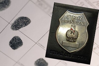 Na karcie daktyloskopijnej widnieją odciski palców zatrzymanego. Obok położona jest odznaka funkcjonariusza sg w skórzanym etui.