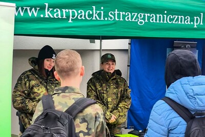 Na stoisku kaOSg stoją dwie funkcjonariuszki, przy stoisku stoi kilku uczestników targów zainteresowanych przekazywanymi przez nie informacjami