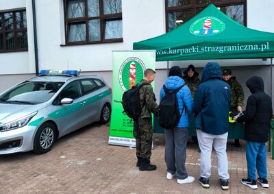 Na stoisku kaOSg stoją dwie funkcjonariuszki, przy stoisku stoi kilku uczestników targów zainteresowanych przekazywanymi przez nie informacjami