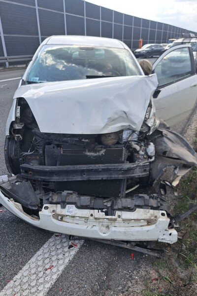 na zdjęciu widoczne jest zdarzenie drogowe. wypadek ma miejsce na autostradzie. na pierwszym planie widoczny pojazd biorący udział w kolizji.