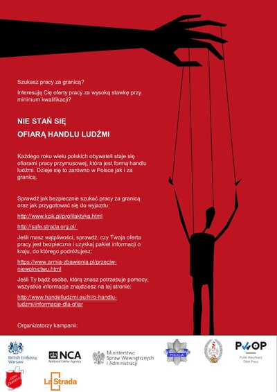 Czerwony plakat z białymi napisami oraz czarną ręką, która trzyma pacynkę. U dołu na białym pasku widoczne loga różnych instytucji.