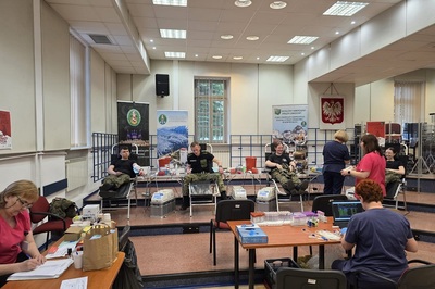 Pielęgniarki zapisujące dane pacjentów, 2 funkcjonariuszy oddających krew oraz 2 uczniowie klas mundurowych również oddający krew w pomieszczeniach straży granicznej w tle rollapy karpackiego oddziału straży granicznej