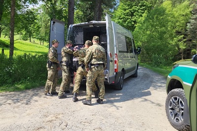 Nielegalni migranci, dwa pościgi i transport osoby poszkodowanej w trudnym terenie