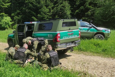 Nielegalni migranci, dwa pościgi i transport osoby poszkodowanej w trudnym terenie