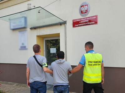 Zatrzymany kolumbijczyk jest prowadzony przez dwóch funkcjonariuszy grupy zamiejscowej w oświęcimiu.