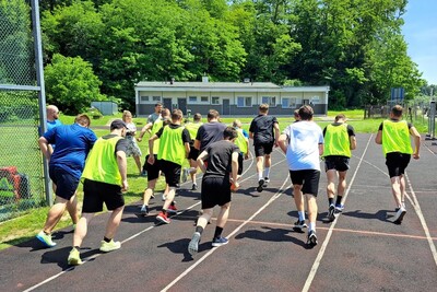 kandydaci do przyjęcie na funkcjonariuszy straży granicznej podczas egzaminu sprawnościowego wykonuję bieg wytrzymałościowy na odcinku jednego kilometra na bieżni sportowej