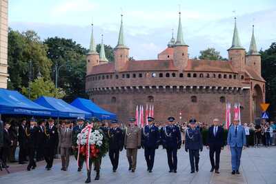 Na zdjęciu widać przedstawicieli służb mundurowych salutujących przed Grobem Nieznanego Żołnierza na Placu Jana Matejki w Krakowie