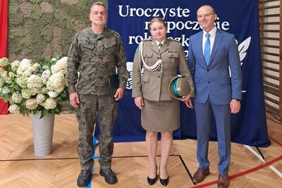 3 osoby na zdjęciu żołnierz ubrany w mundur polowy, strażnik graniczny ubrany w mundur galowy, oraz mężczyzna ubrany w garnitur, w tle napis rozpoczęcie roku szkolnego