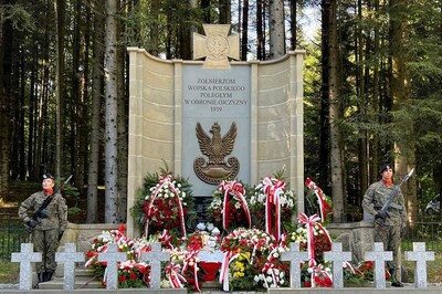 Pomnik poświęcony poległym żołnierzom Wojska Polskiego z 1939 roku, stojący w lesie. Monument ozdobiony jest dużym godłem Polski i krzyżem Virtuti Militari. Na tablicy widnieje napis:
&amp;amp;quot;ŻOŁNIERZOM WOJSKA POLSKIEGO POLEGŁYM W OBRONIE OJCZYZNY 1939&amp;amp;quot;
Przed pomnikiem ustawiono liczne wieńce i wiązanki w biało-czerwonych barwach. Przy pomniku stoją dwaj żołnierze warty honorowej, uzbrojeni i w pełnym umundurowaniu. Wokół widoczne są rzędy krzyży – symboliczne groby poległych.