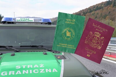 Kolaż zdjęć , na tle maski samochodu służbowego z napisem straż graniczna, stojącego na moście nałożone zostały okładki paszportu Bangladeskiego i Gruzińskiego.