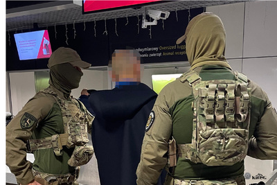 Funkcjonariusze ZIS prowadzą zatrzymanego obywatela Ukrainy