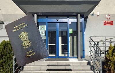 Na zdjęciu wejście do budynku. Na pierwszym tle schody, po obu ich stronach barierka, nad wejściem daszek. W prawym górnym roku widoczny szyld z godłem państwowym oraz napis Placówka Straży Granicznej w Krakowie.