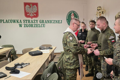 kapelan kaosg lamie się opłatkiem z funkcjonariuszami oddelegowanymi do placówki sg w zgorzelcu