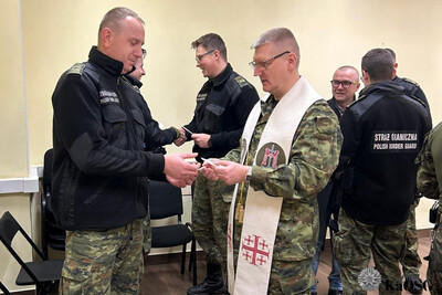 kapelan kaosg lamie się opłatkiem z funkcjonariuszami oddelegowanymi do placówki sg w tuplicach