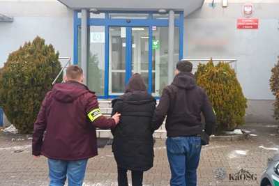 Na zdjęciu stoją trzy osoby przed budynkiem, w którym jest urząd.