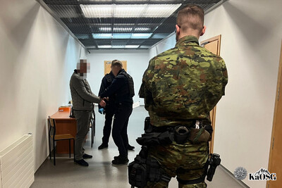 zatrzymany polak jest przekazywany przez funkcjonariusza sg policjantom w celu podjęcia dalszych czynności wobec niego