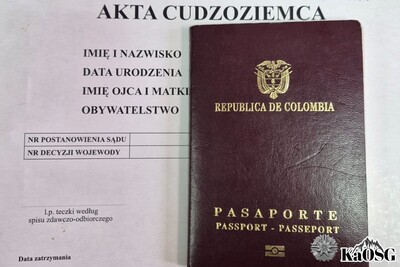 na teczce papierowej z napisem akta osobowe cudzoziemca leży paszport obywatela kolumbii