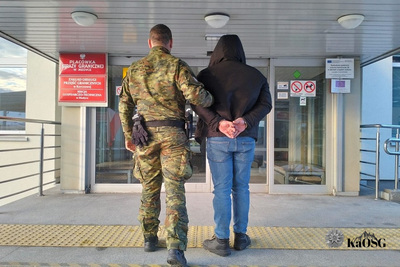 funkcjonariusz Straży Granicznej prowadzi zatrzymanego do placówki SG w Medyce