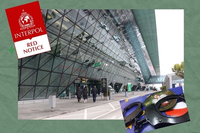 Na zdjęciu widać front wejścia do lotniska w Krakowie. Z lewej strony widnieje oznaczenie czerwonej noty Interpolu po prawej stronie małe zdjęcie kajdanek położonych na emblemacie Straży Granicznej.